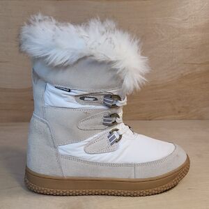 Khombu Florence Mid Snow Boot In White and Beige With A Faux Fur Cuff